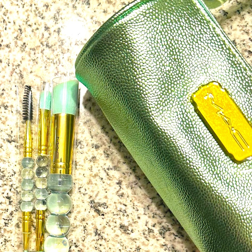 MAC Accessories Bundle : Make Up Bag & Brushes